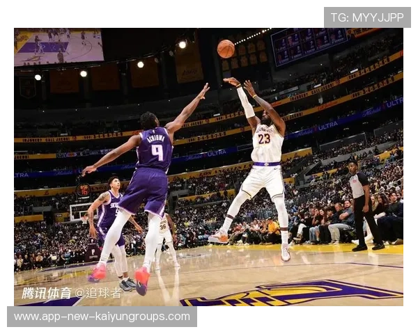 湖人詹姆斯低位强打，关键回合稳稳拿